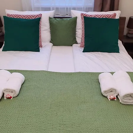 Ivett Maganszallashely-garazzsal Apartman *